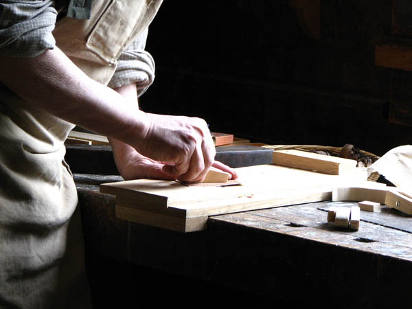 Nacemos de la influencia y formación  heredada en el sector de la <strong>carpintería de madera y ebanistería  en Llerena.</strong>